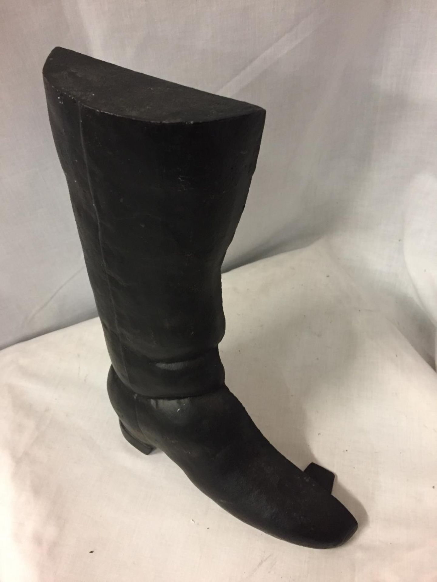 A CAST IRON BOOT SHAPED DOOR STOP - Image 2 of 3