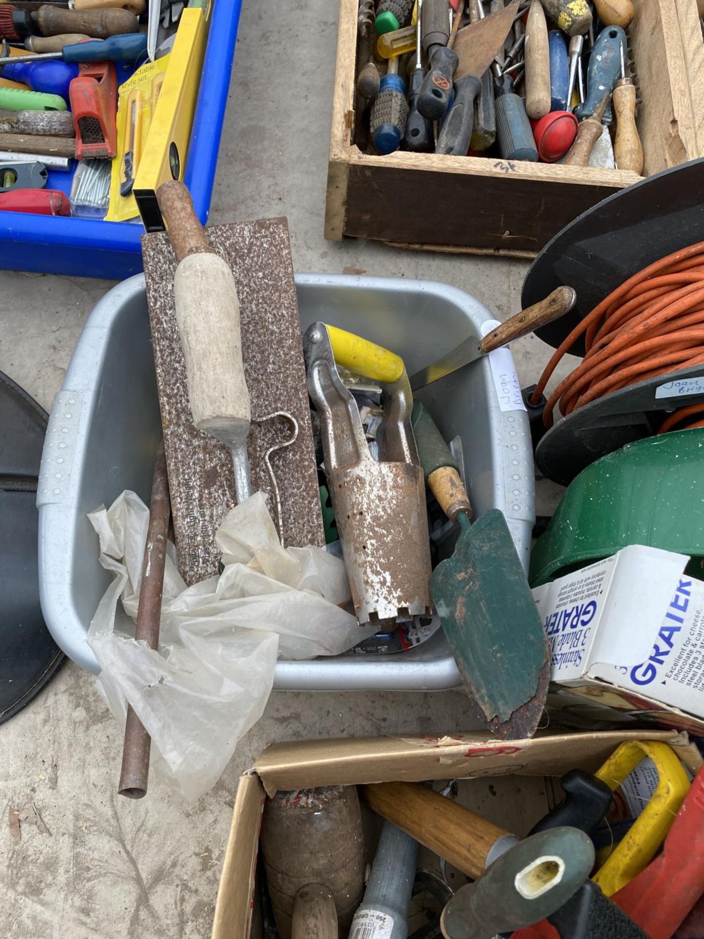 AN ASSORTMENT OF HAND TOOLS TO INCLUDE AN EXTENSION LEAD, A GARDEN SPRAYER AND GARDEN TOOLS ETC - Image 4 of 5