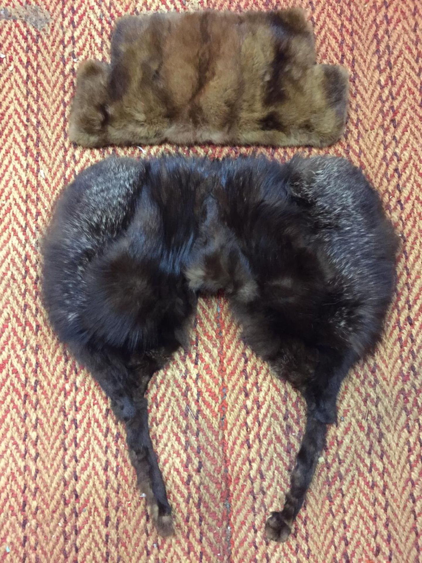 A FUR STOLE AND A FURTHER FUR ITEM - Image 2 of 3