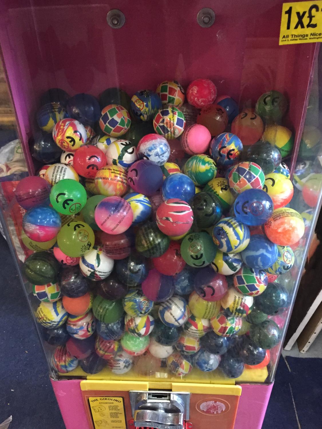 A CHILDRENS TOY BALL VENDING MACHINE WITH KEYS WITH OVER 400 BALLS - Image 2 of 5