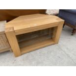 AN OAK CORNER TV/VIDEO STAND, 41" WIDE