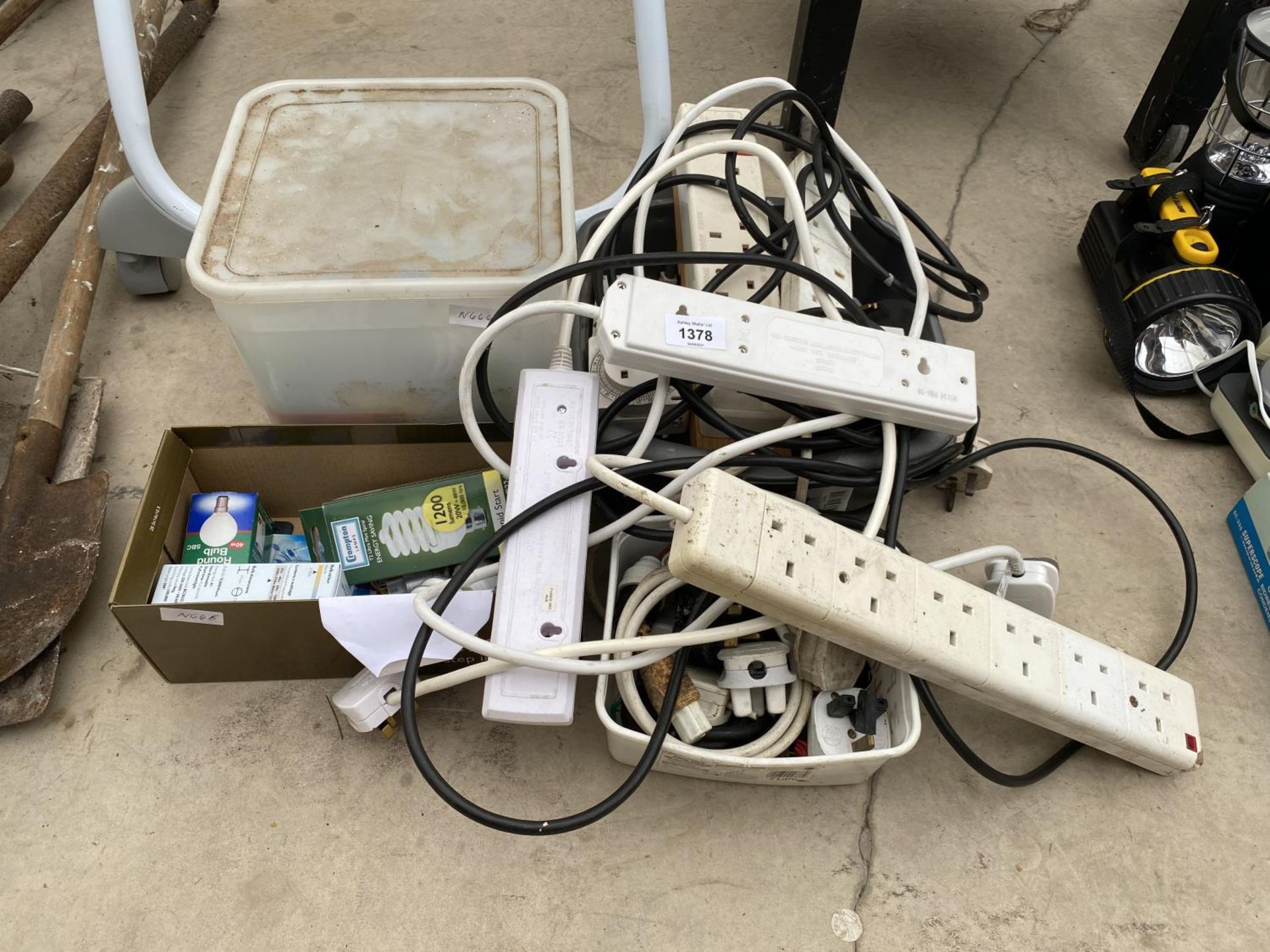 AN ASSORTMENT OF ELECTRICAL ITEMS TO INCLUDE LIGHTBULBS AND EXTENSION LEADS ETC