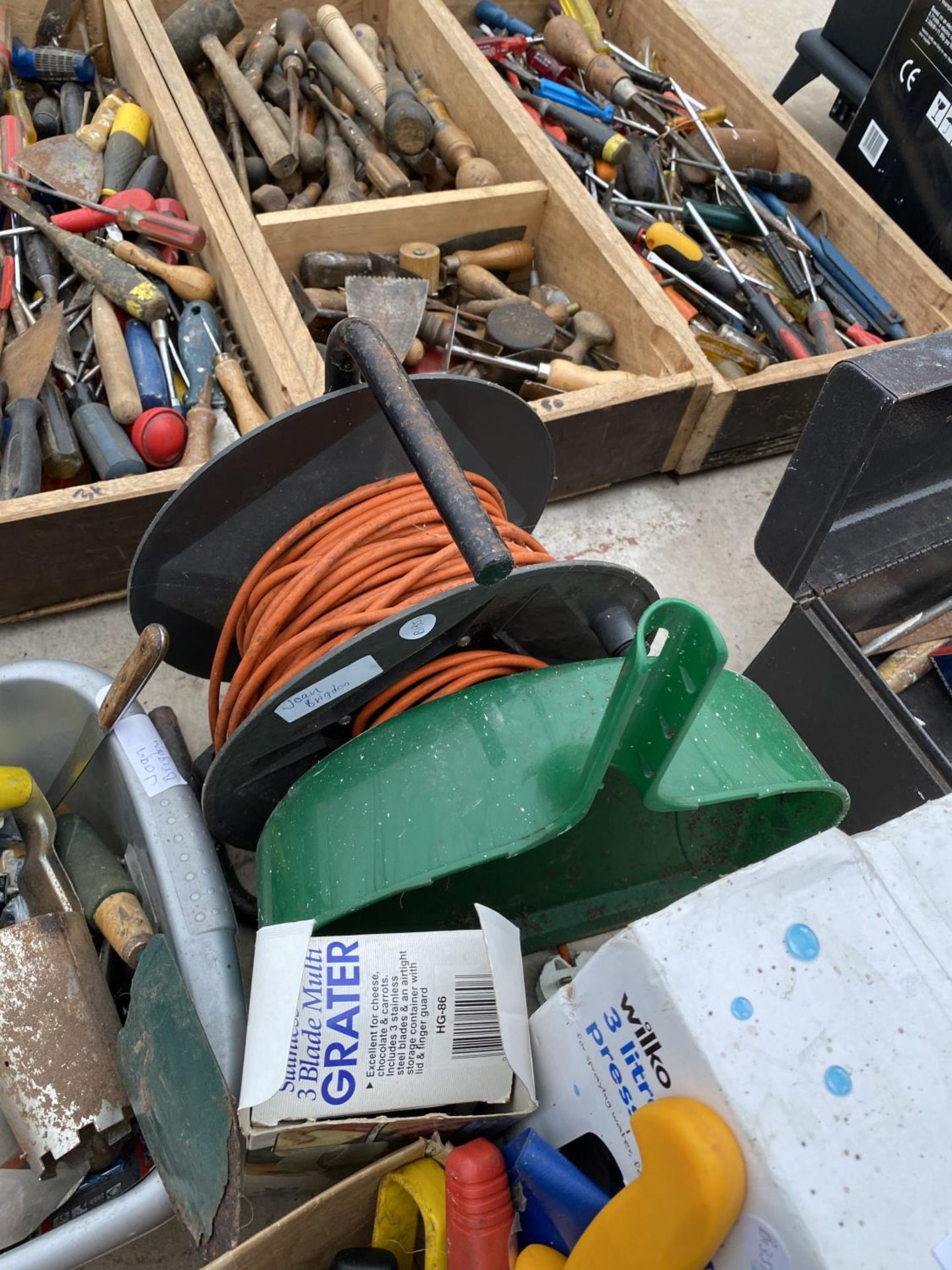 AN ASSORTMENT OF HAND TOOLS TO INCLUDE AN EXTENSION LEAD, A GARDEN SPRAYER AND GARDEN TOOLS ETC - Image 5 of 5