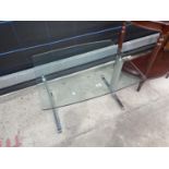 A MODERN GLASS TOP COFFEE TABLE, 29.5X23.5"