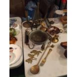 A QUANTITY OF BRASS AND COPPER WARE TO INCLUDE A HANDLED BOWL, CANDLE HOLDER, TRINKETS ETC.