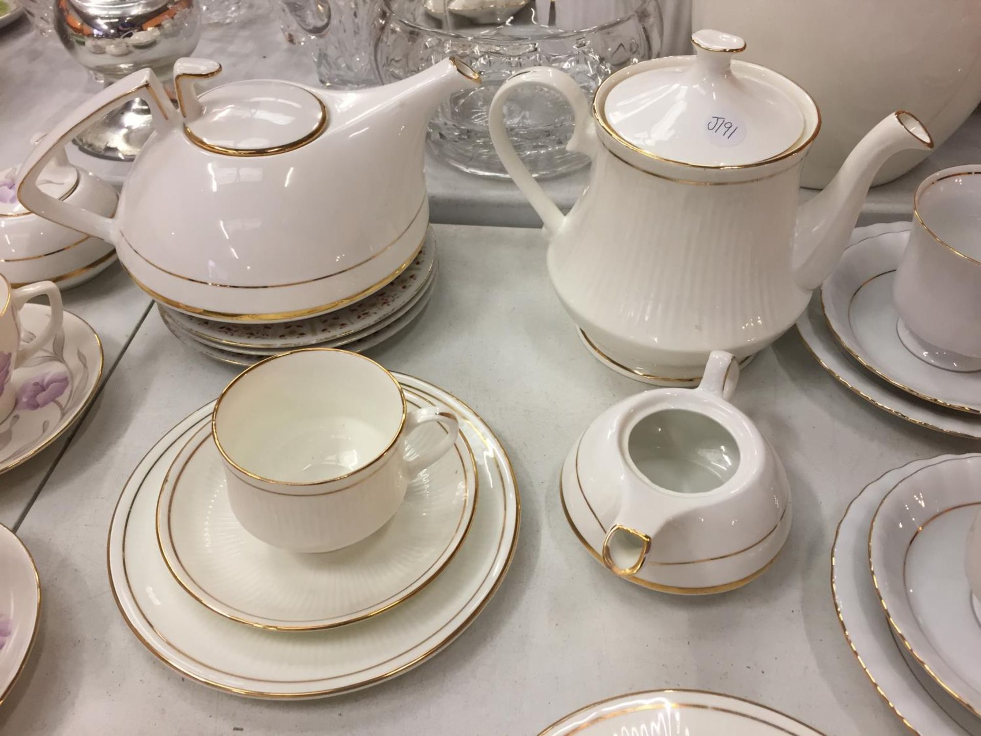 A LARGE COLLECTION OF VARIOUS TEA CUPS AND SAUCERS OF VARIOUS DESIGNS AND TWO TEAPOTS - Image 4 of 4
