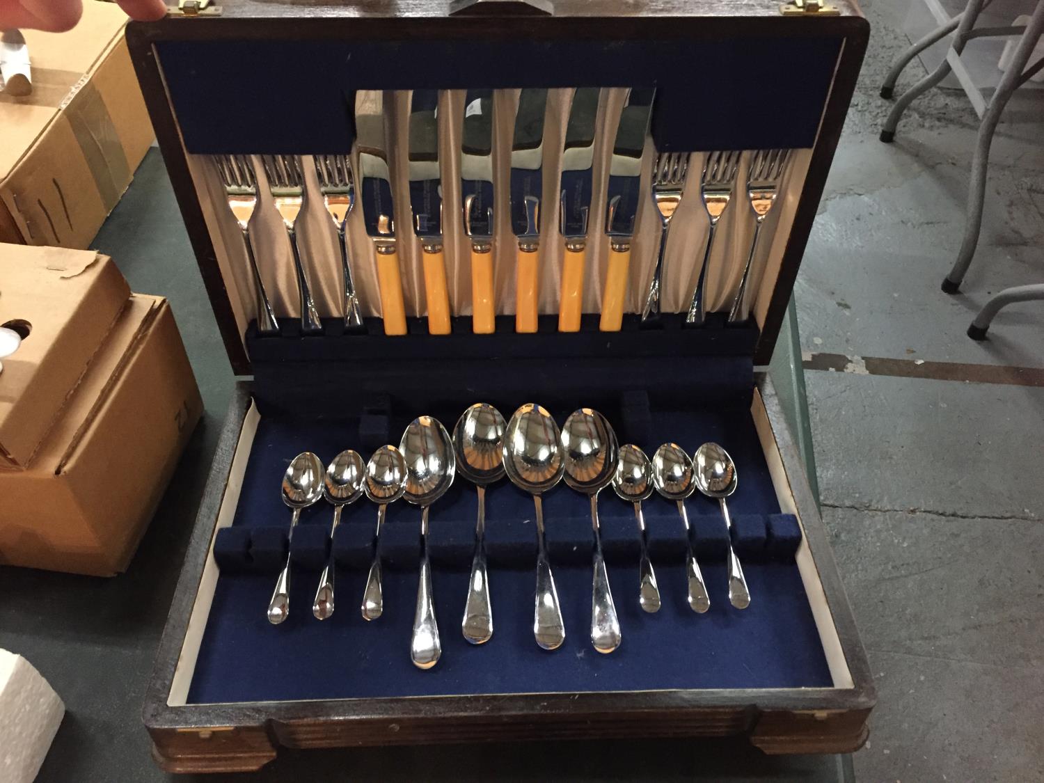 A WOODEN CLOCK, A BOX OF FLATWARE AND A SMALL LEATHER BAG WITH LEAF DESIGN - Image 4 of 6