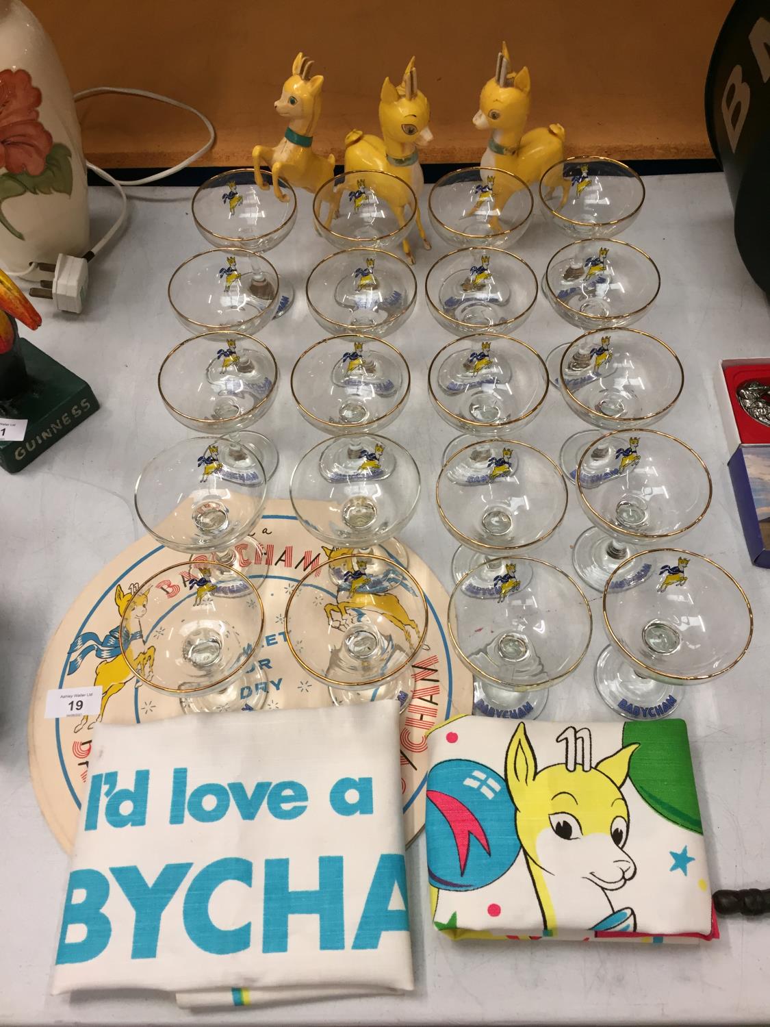 VINTAGE BABYCHAM COLLECTABLES TO INCLUDE TWENTY COUPE GLASSES, TWO TEA TOWELS, TWO LARGE DRIP MATS