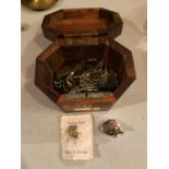 A HEXAGONAL WOODEN TEA CADDY WITH ORNATE BRASS HANDLE INCLUDING A QUANITY OF MIXED COSTUME JEWELLERY