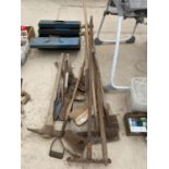 AN ASSORTMENT OF GARDEN TOOLS TO INCLUDE A PICK AXE, CROWBAR AND SHOVELS ETC