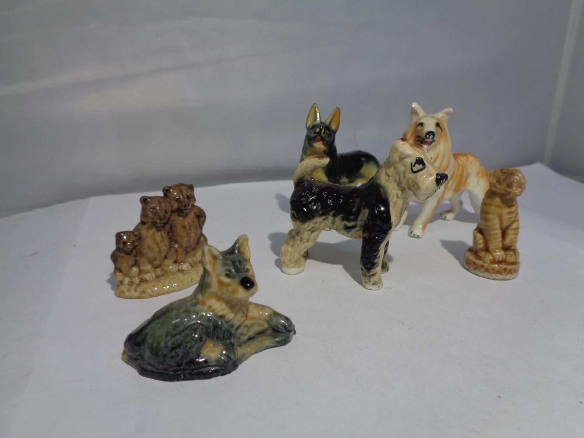 A SELECTION OF SMALL CERAMIC ANIMALS TO INCLUDE DOGS A TIGER AND 'TOM' - Image 3 of 3