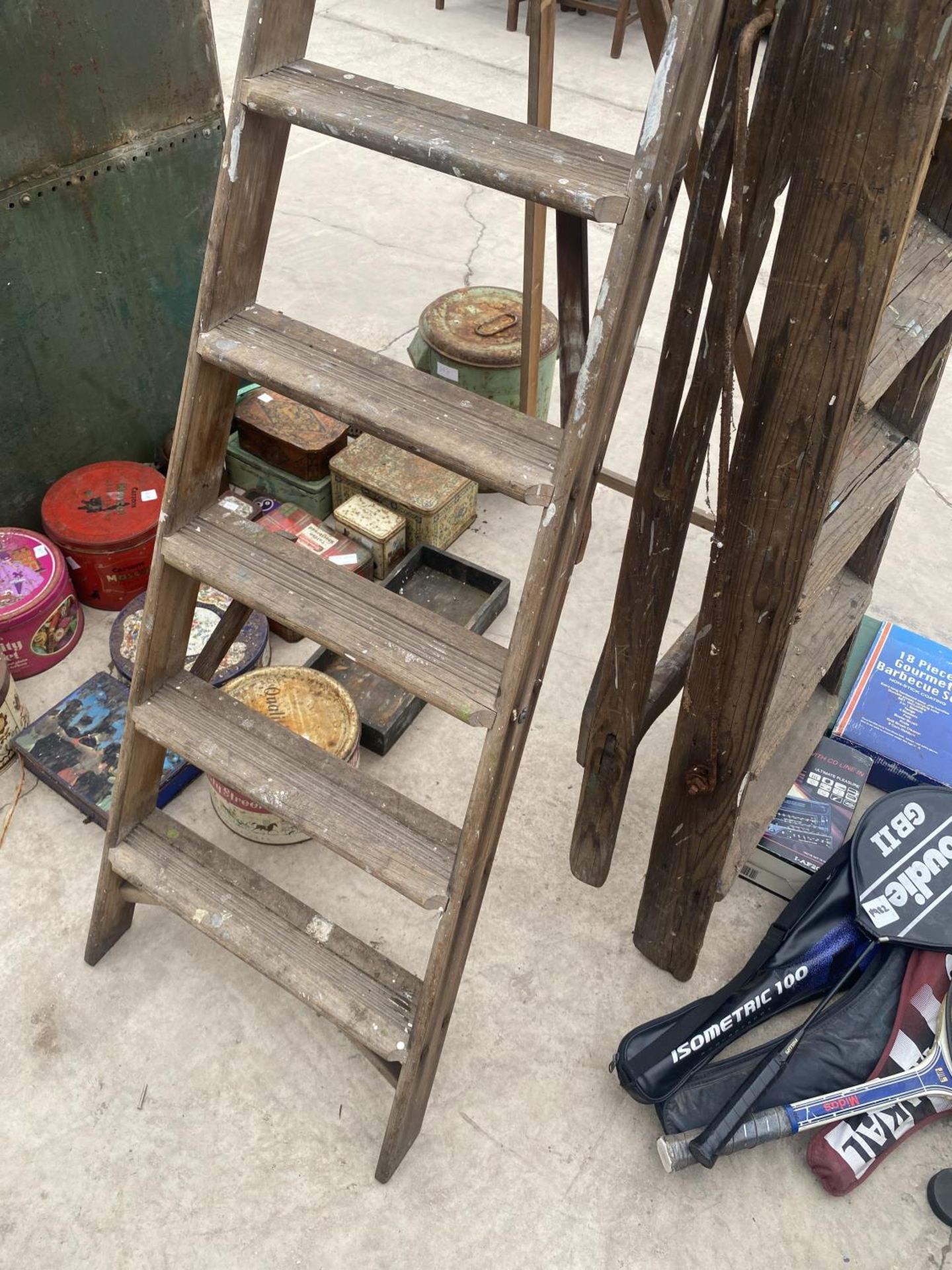 A VINTAGE SIX RUNG WOODEN STEP LADDER AND A FURTHER SIX RUNG WOODEN STEP LADDER - Image 4 of 4