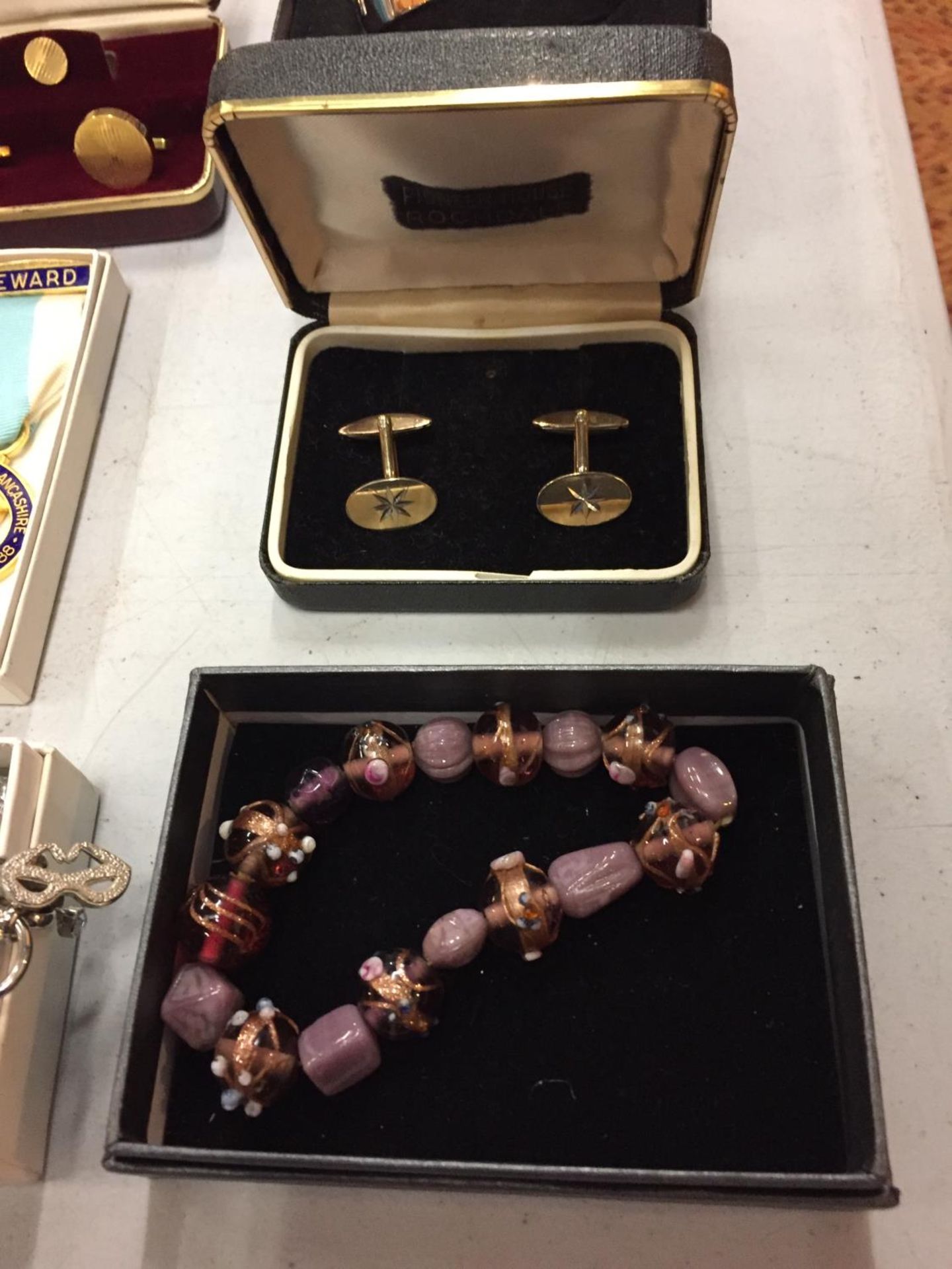 THREE PAIRS OF CUFFLINKS, TWO WATCHES AND A SMALL AMOUNT OF COSTUME JEWELLERY - Image 4 of 7