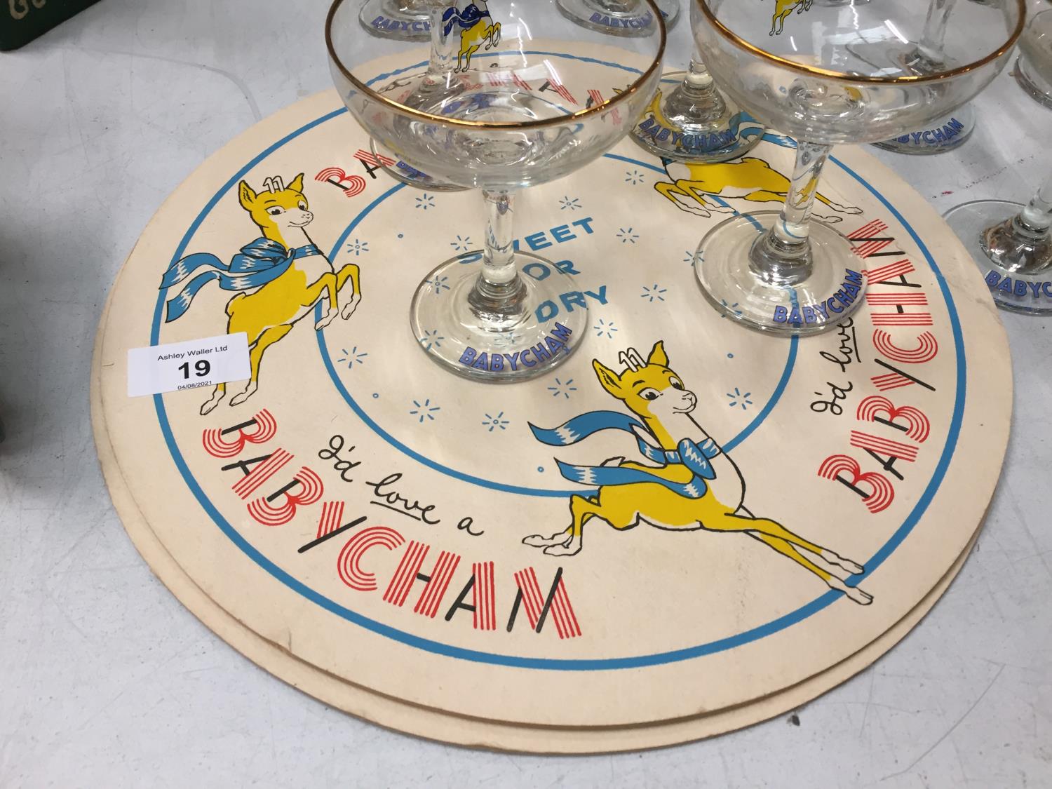 VINTAGE BABYCHAM COLLECTABLES TO INCLUDE TWENTY COUPE GLASSES, TWO TEA TOWELS, TWO LARGE DRIP MATS - Image 5 of 5