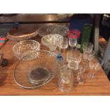 AN ASSORTMENT OF GLASS ITEMS TO INCLUDE A SILVER PLATE COMPORT AND DECORATIVE FRUIT BOWL