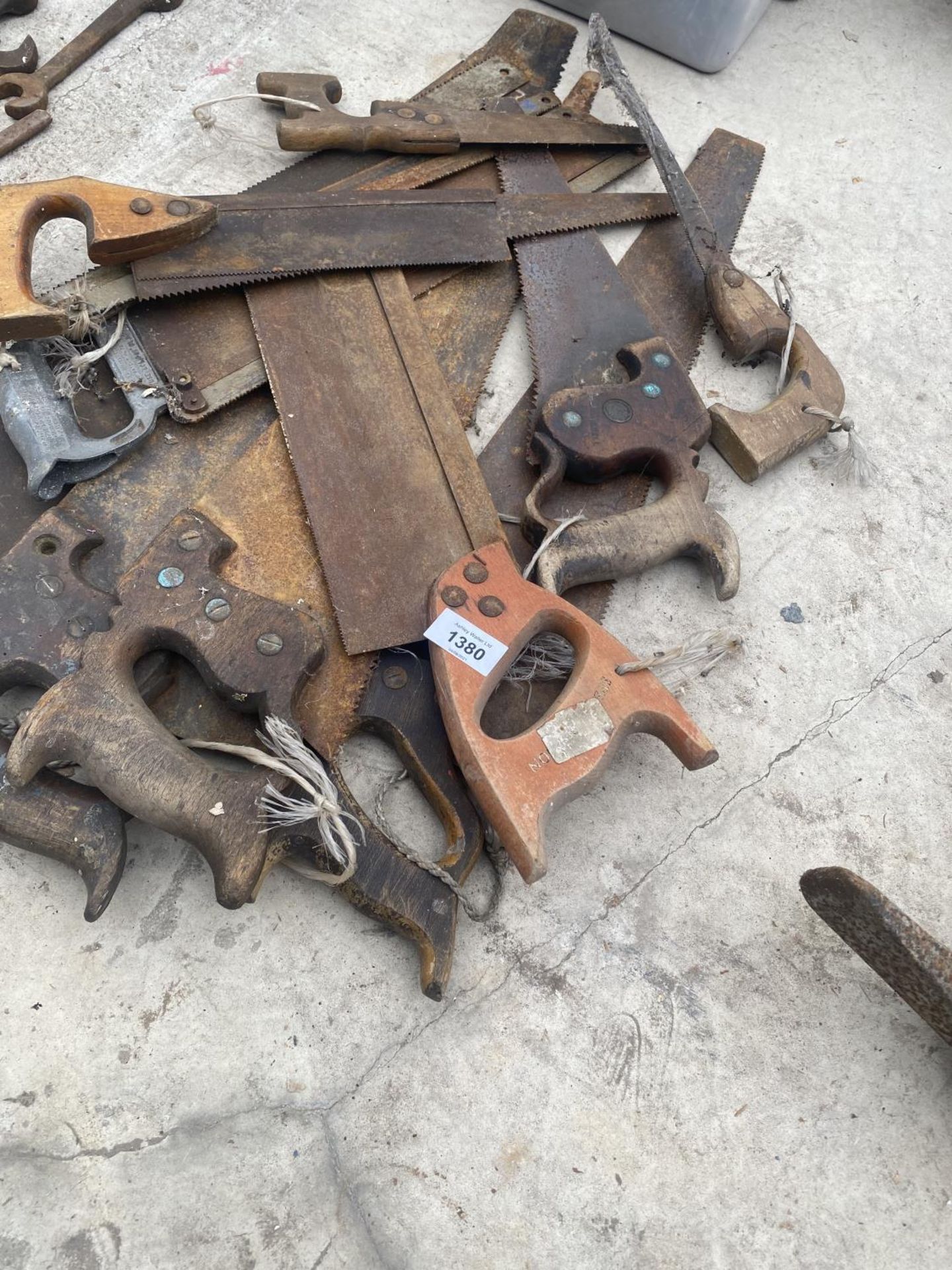 A QUANTITY OF VINTAGE WOODEN HANDLED SAWS - Image 4 of 4