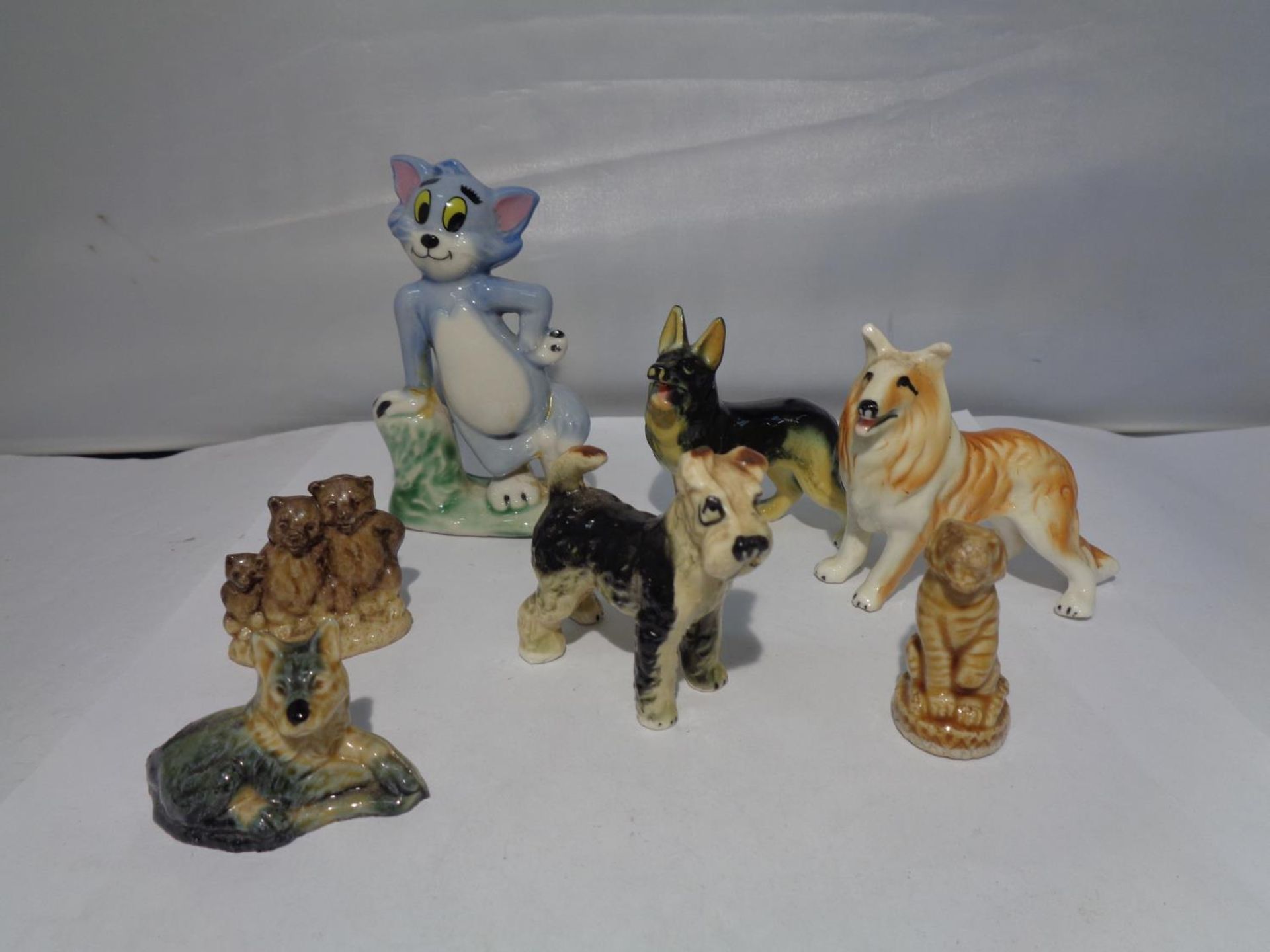 A SELECTION OF SMALL CERAMIC ANIMALS TO INCLUDE DOGS A TIGER AND 'TOM'