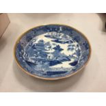 A LATE 18TH EARLY 19TH CENTURY CHINESE BLUE AND WHITE EXPORT PORCELAIN DISH, DIA:16CM