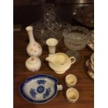 A SELECTION OF CHINA AND GLASSWARE TO INCLUDE A GLASS FRUIT BASKET