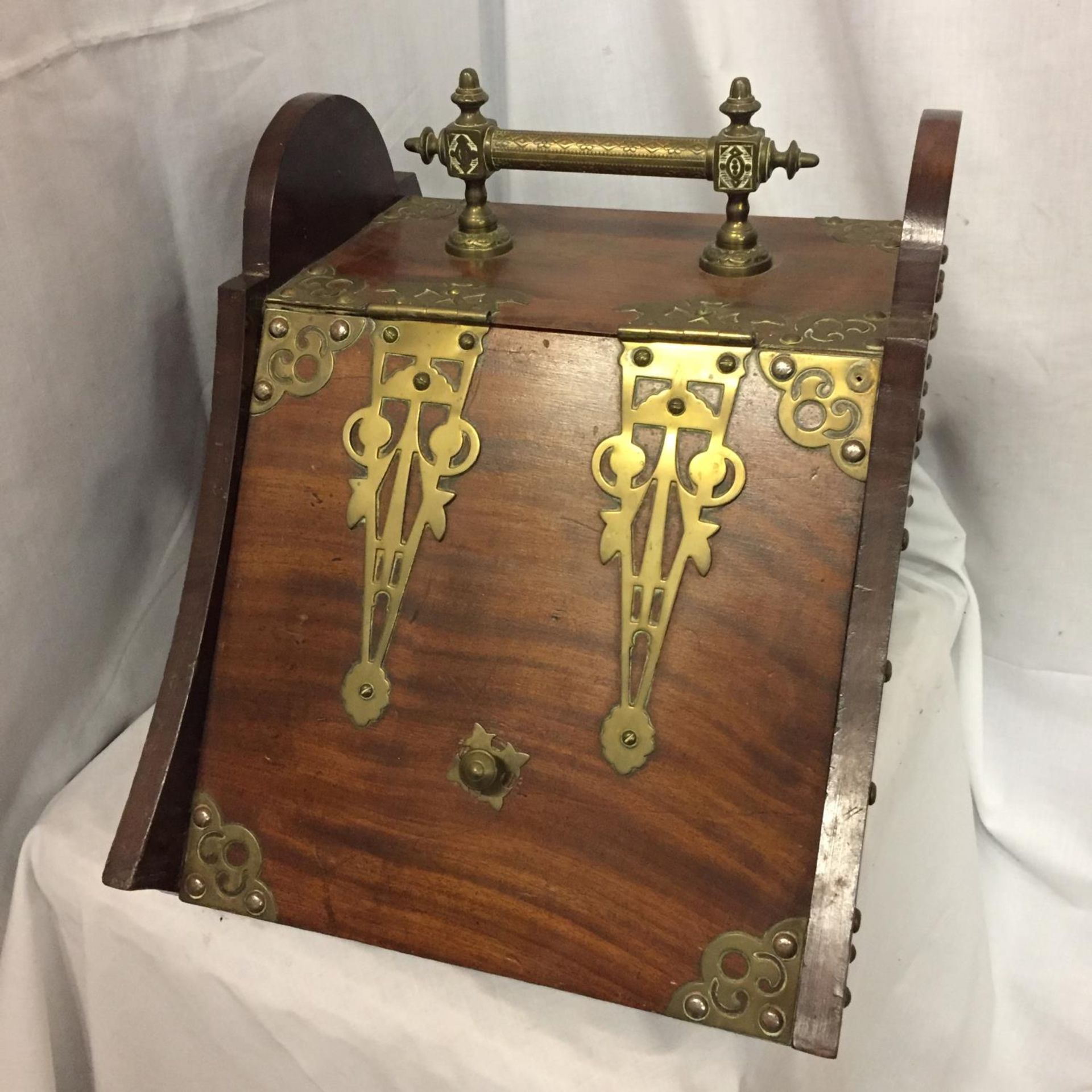 A WOODEN AND BRASS DECORATED COAL BOX - Image 2 of 4