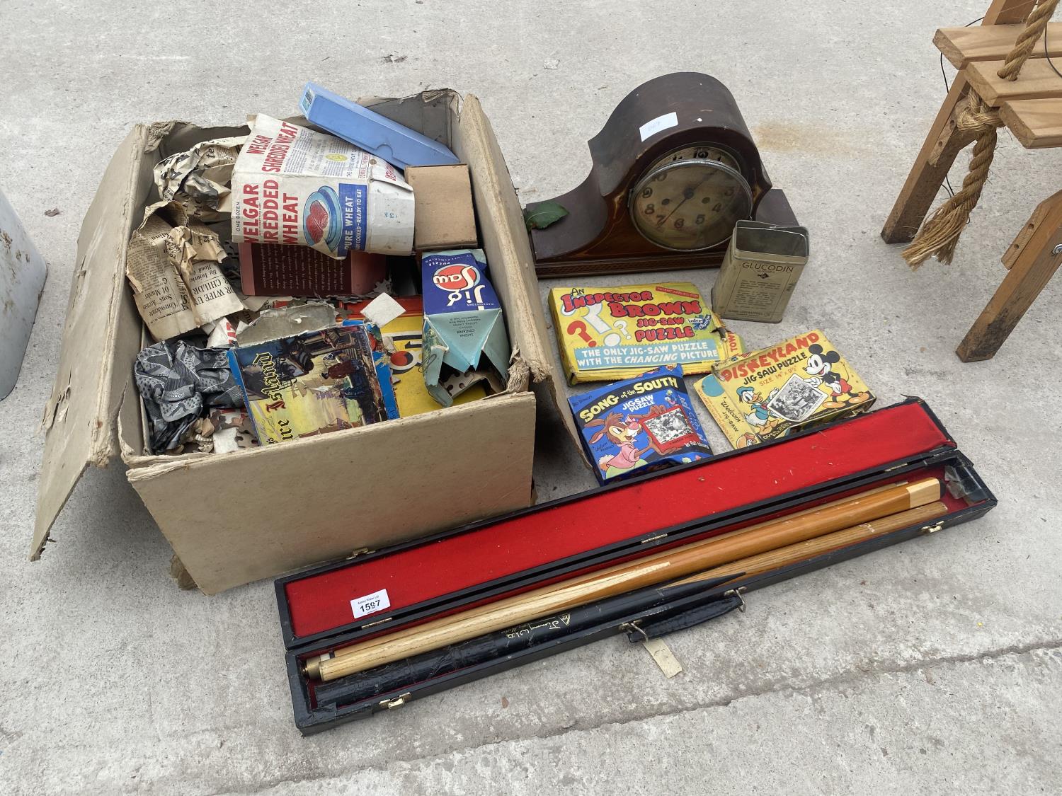 AN ASSORTMENT OF ITEMS TO INCLUDE A SNOOKER CUE, VINTAGE JIGSAWS AND A MANTLE CLOCK ETC