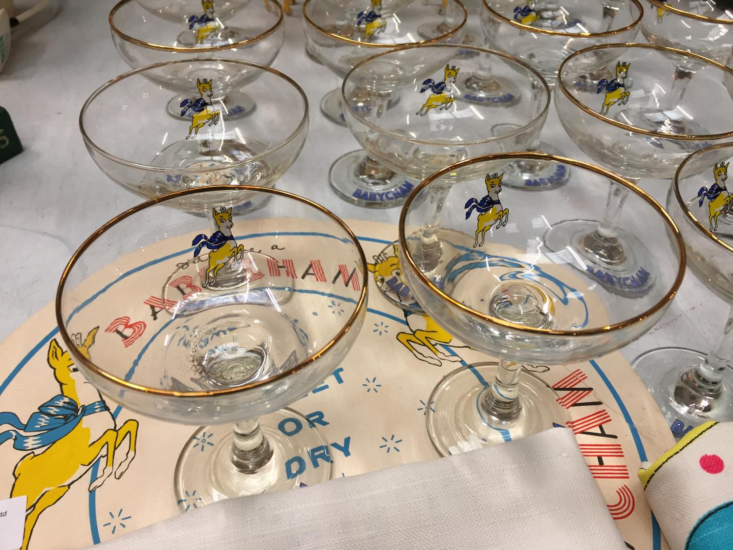 VINTAGE BABYCHAM COLLECTABLES TO INCLUDE TWENTY COUPE GLASSES, TWO TEA TOWELS, TWO LARGE DRIP MATS - Image 2 of 5