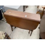 A SMALL EARLY 20TH CENTURY DROP LEAF MAHOGANY OCCASIONAL TABLE