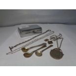 A SMALL METAL BOX OF ITEMS TO INCLUDE TWO NECKLACES, A BRACELET AND THREE MINIATURE SPOONS