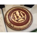 AN INLAID PLAQUE WITH RAISED BONE DETAILING AND INLAY, DIAMETER 29.5CM