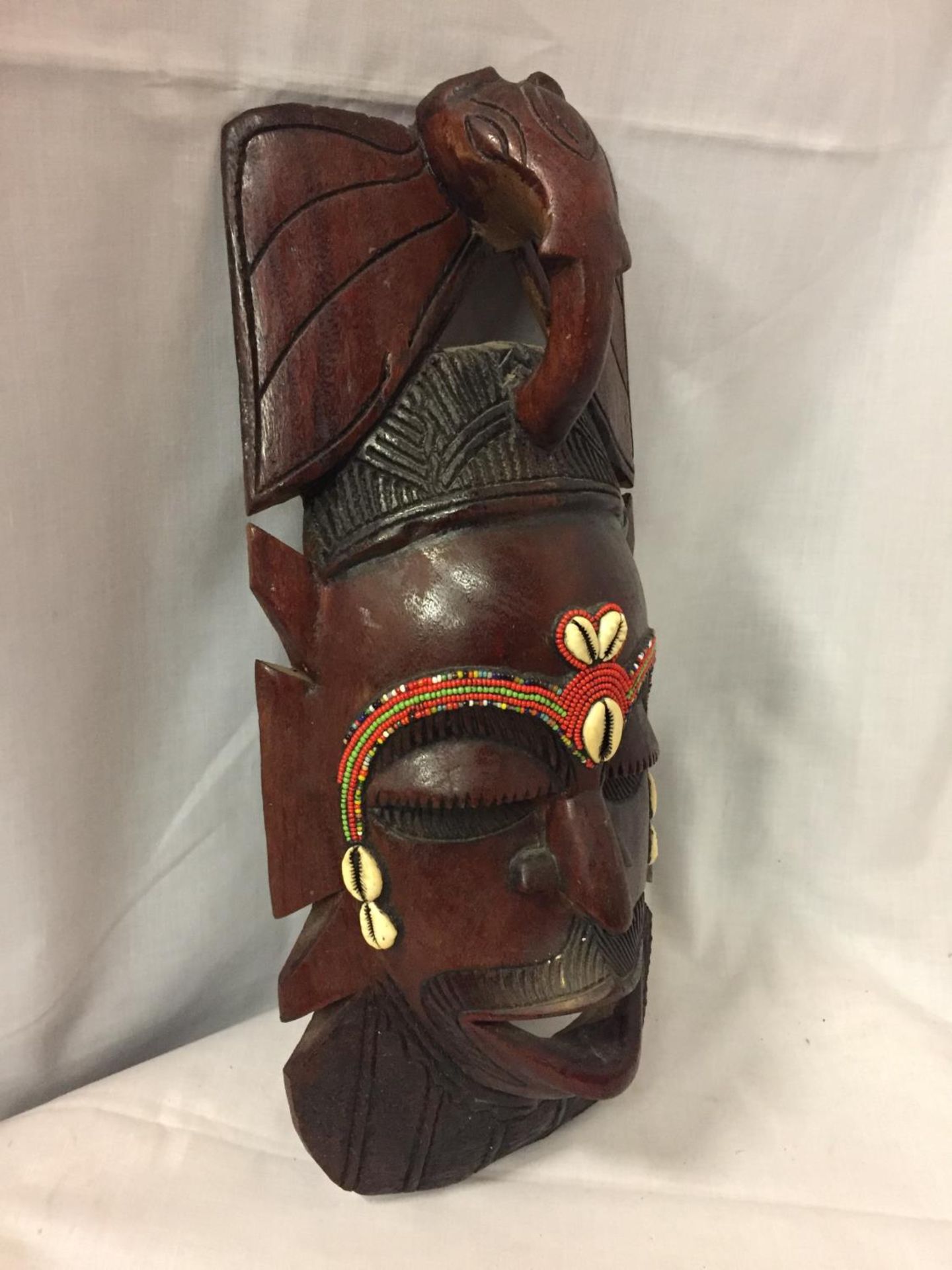A CARVED WOODEN TRIBAL INSPIRED MASK WALL HANGING - Image 2 of 3
