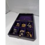 A SMALL JEWELLERY BOX WITH ITEMS TO INCLUDE CUFFLINKS AND BROOCHES