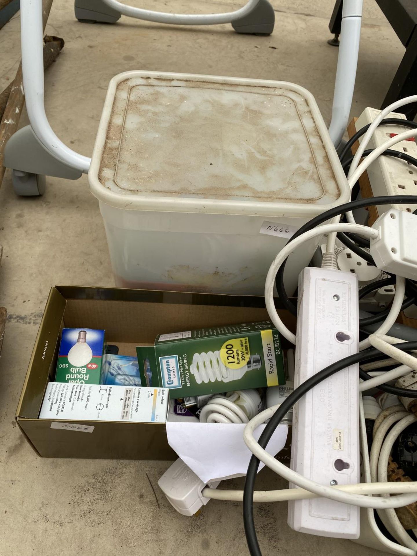 AN ASSORTMENT OF ELECTRICAL ITEMS TO INCLUDE LIGHTBULBS AND EXTENSION LEADS ETC - Image 2 of 4