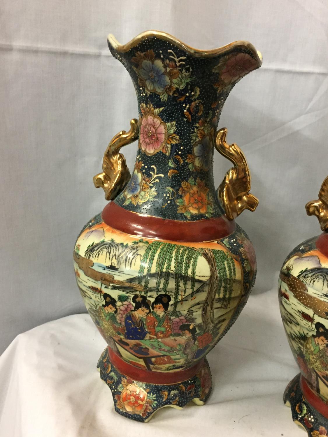 A PAIR OF GILT HANDLED HIGHLY DECORATIVE JAPANESE VASES MARKED TO BASE (ONE A/F) H-41CM - Image 2 of 6