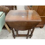 AN EARLY 20TH CENTURY OAK GATELEG TABLE ON BARLEYTWIST LEGS