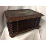 A SIX DRAWER MAHOGANY 'THE MEDALLIC HISTORY OF BRITAIN' MEDAL COLLECTORS STORAGE/DISPLAY CHEST