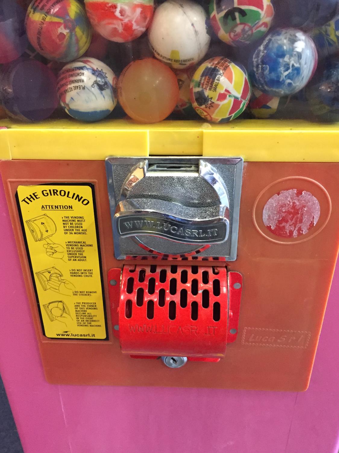 A CHILDRENS TOY BALL VENDING MACHINE WITH KEYS WITH OVER 400 BALLS - Image 3 of 5