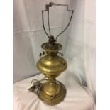 A VINTAGE BRASS TABLE LAMP