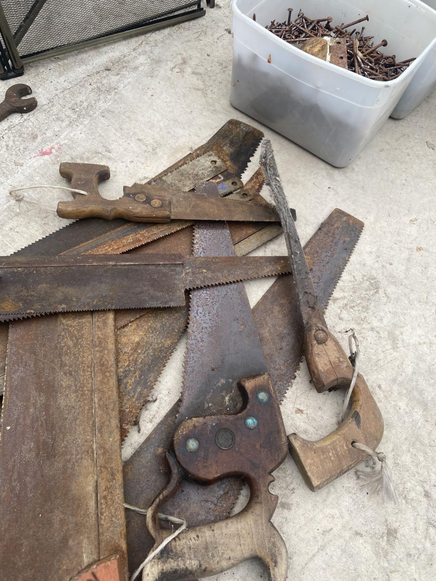 A QUANTITY OF VINTAGE WOODEN HANDLED SAWS - Image 2 of 4