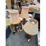 AN ASSORTMENT OF TABLE LAMPS TO INCLUDE THREE WITH HAND TURNED WOODEN BASES