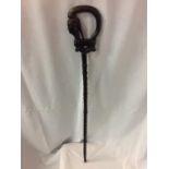 AN AFRICAN TRIBAL ELDERS WALKING STICK/STAFF WITH FIGURAL HEAD DESIGN, LENGTH 91CM