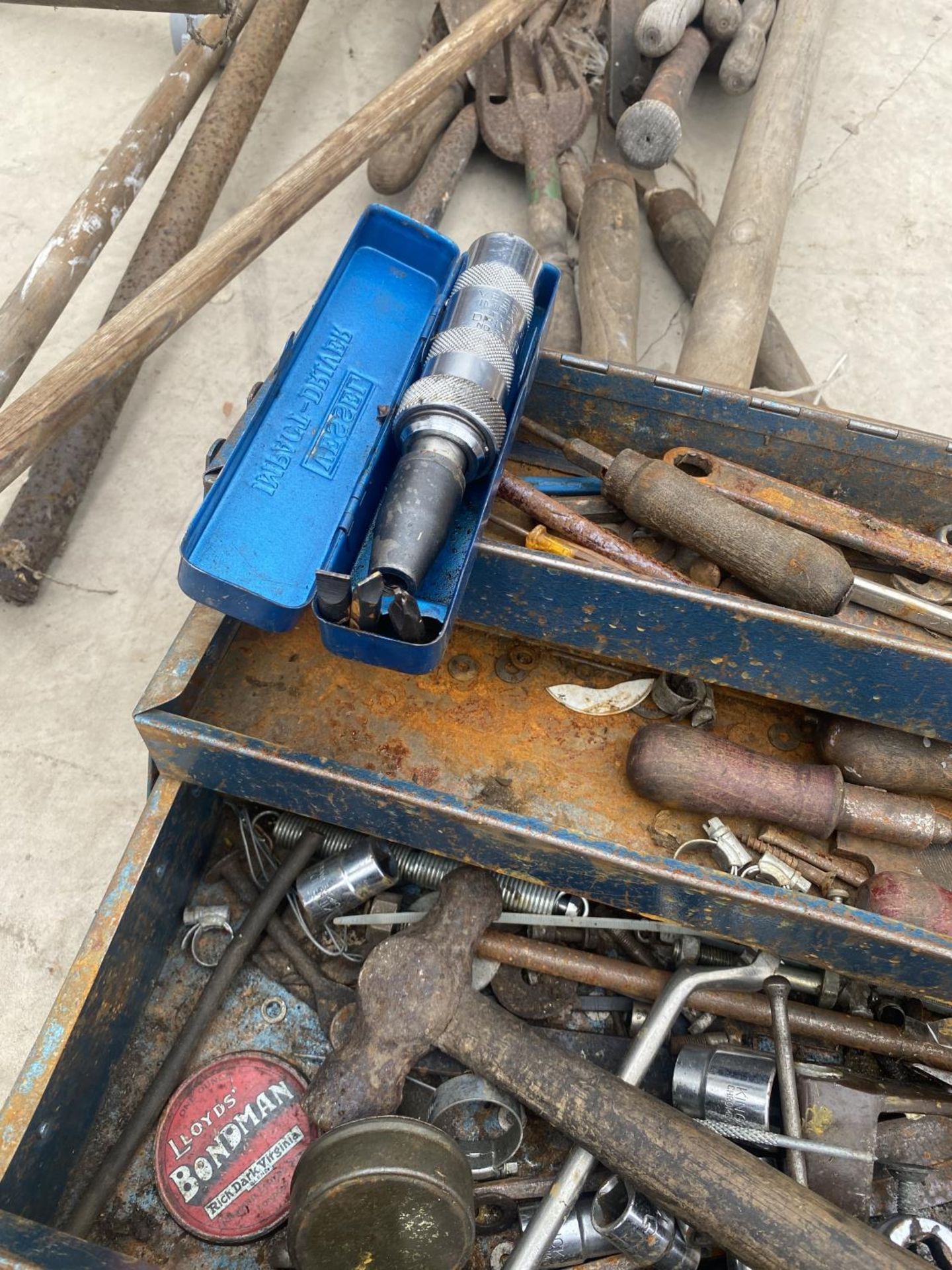 A METAL TOOL BOX CONTAINING AN ASSORTMENT OF HAND TOOLS TO INCLUDE SOCKETS, SCREW DRIVERS AND A - Image 3 of 4