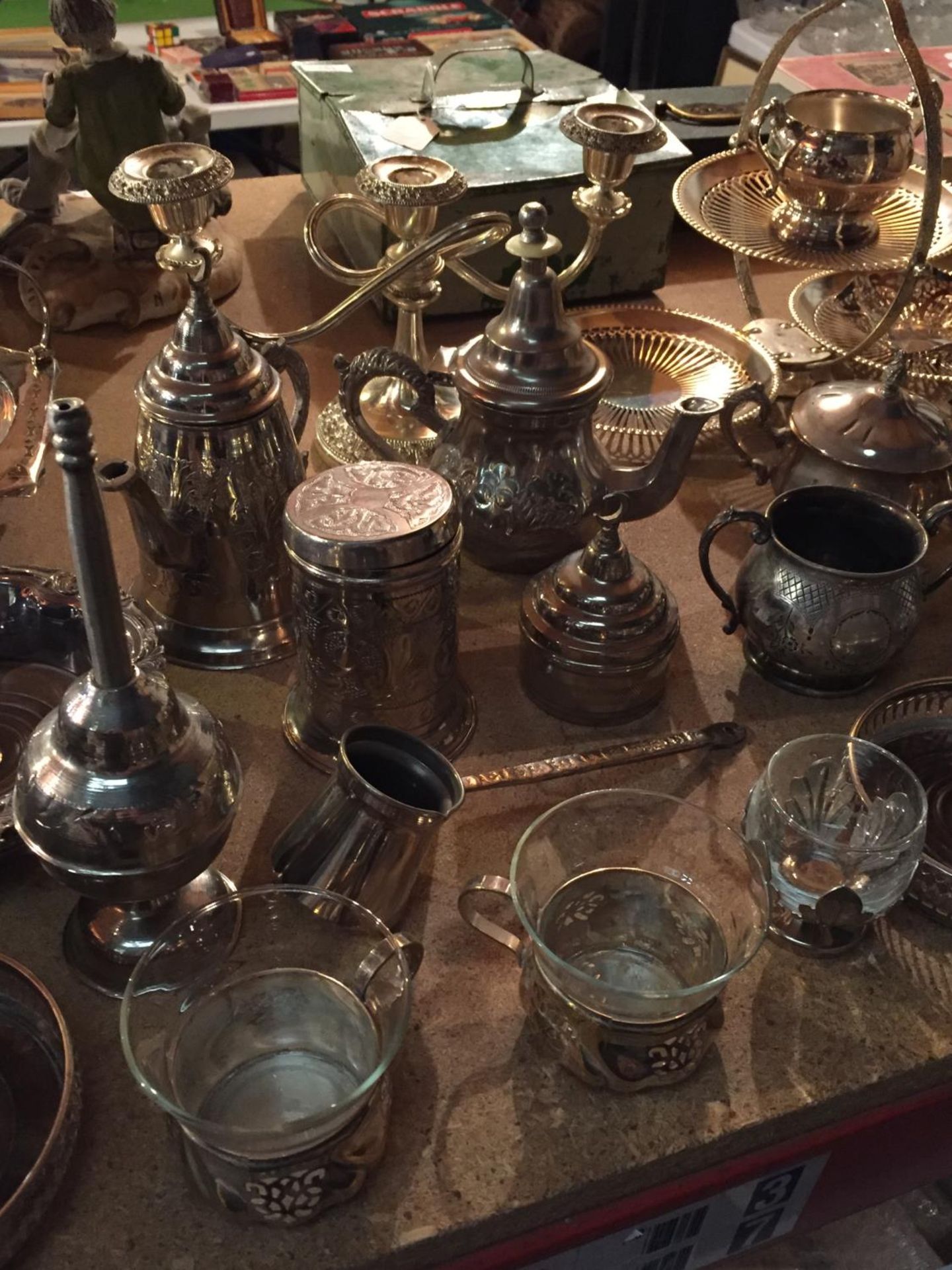 A LARGE COLLECTION OF SILVER PLATED ITEMS TO INCLUDE TEA POTS AND CANDLE HOLDERS - Image 3 of 9