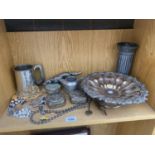 AN ASSORTMENT OF ITEMS TO INCLUDE BROOCHES, A SILVER PLATE DISH, SILVER PLATE TRINKET BOXES AND A