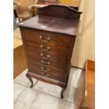 AN EDWARDIAN MAHOGANY CHEST OF SIX DRAWERS ON CABRIOLE LEGS HAVING UNUSUAL HINGED DRAWERS BEARING