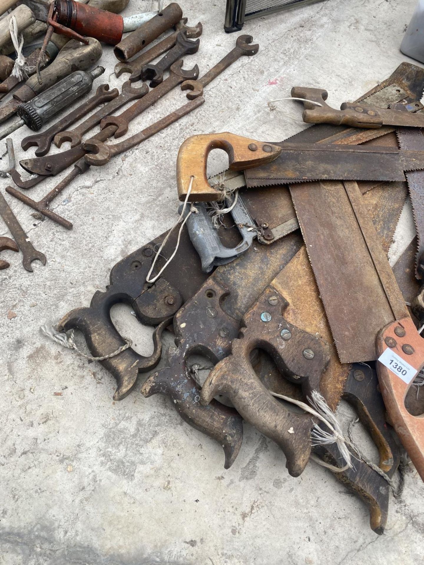 A QUANTITY OF VINTAGE WOODEN HANDLED SAWS - Image 3 of 4