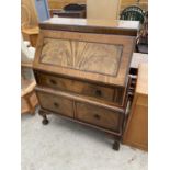 AN EARLY 20TH CENTURY MAHOGANY FALL FRONT BUREAU WITH FITTED INTERIOR, SINGLE DRAWER AND TWO