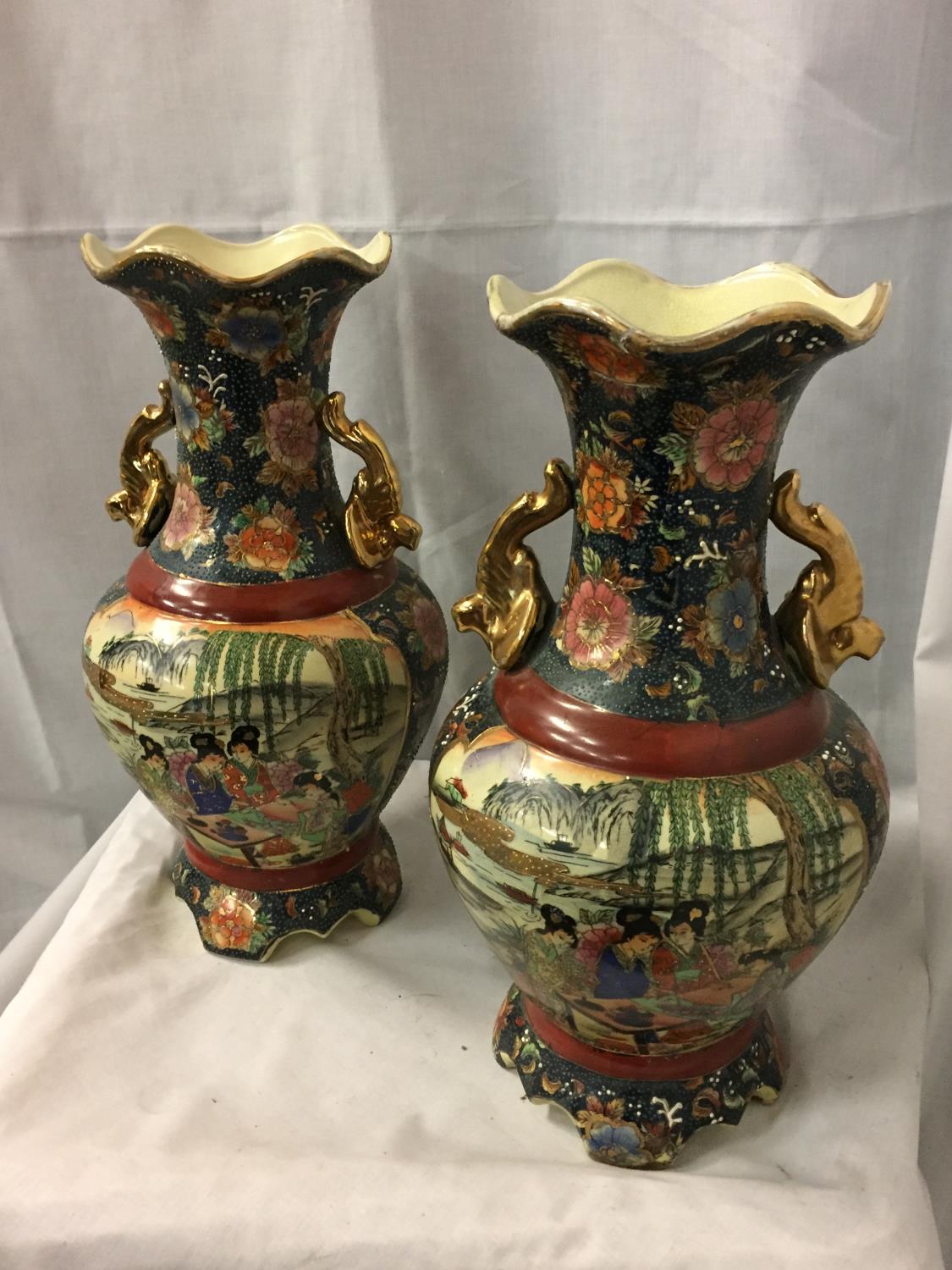 A PAIR OF GILT HANDLED HIGHLY DECORATIVE JAPANESE VASES MARKED TO BASE (ONE A/F) H-41CM - Image 3 of 6