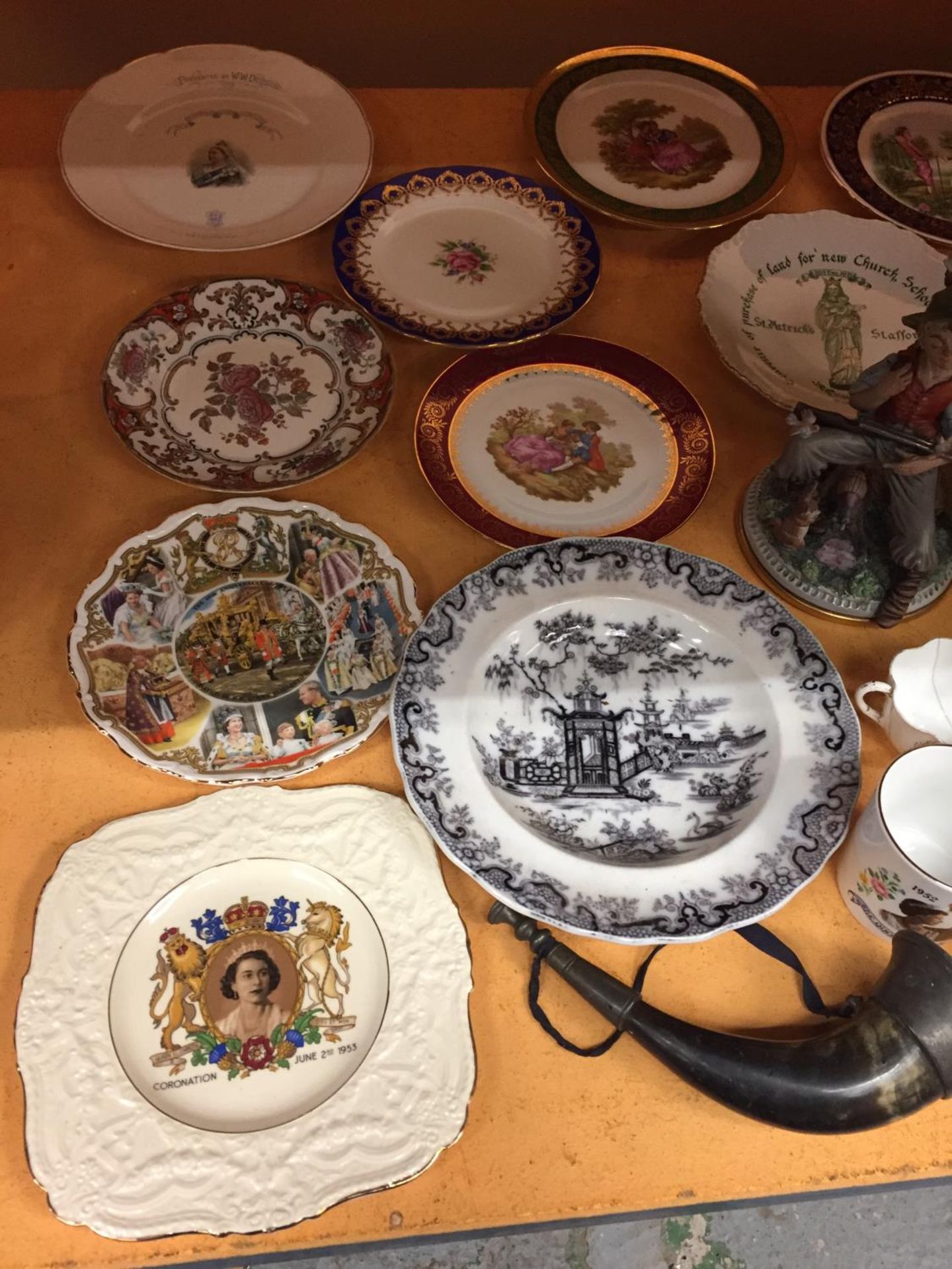 A COLLECTION OF CERAMICS TO INCLUDE PLATES AND MUGS AND THREE COLLECTABLE FIORENZA ORNAMENTS WITH - Image 2 of 5