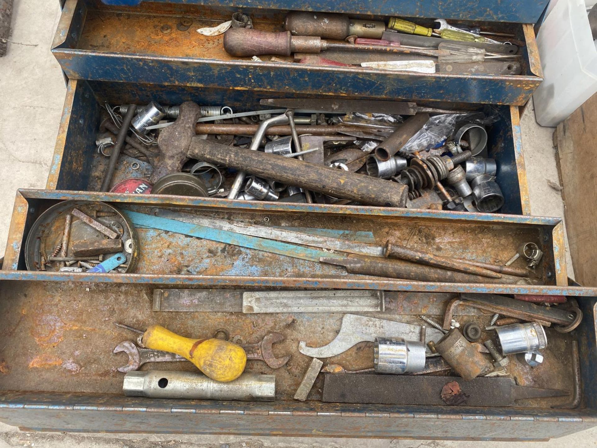 A METAL TOOL BOX CONTAINING AN ASSORTMENT OF HAND TOOLS TO INCLUDE SOCKETS, SCREW DRIVERS AND A - Image 4 of 4