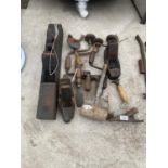 AN ASSORTMENT OF HAND TOOLS TO INCLUDE VINTAGE WOOD PLANES, DRILL BRACES AND CHISELS ETC